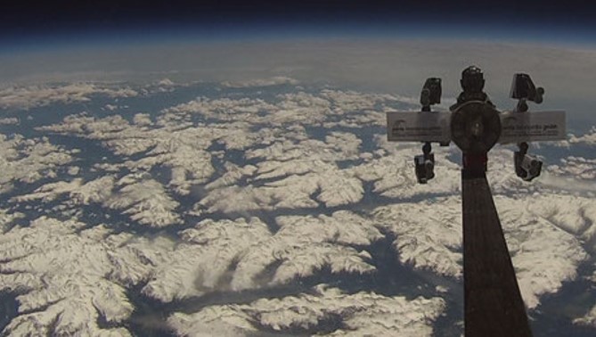 Ein Screenshot aus dem Originalfilm zeigt... die Sichtweite reicht bis weit über die Alpen hinaus nach Süden...